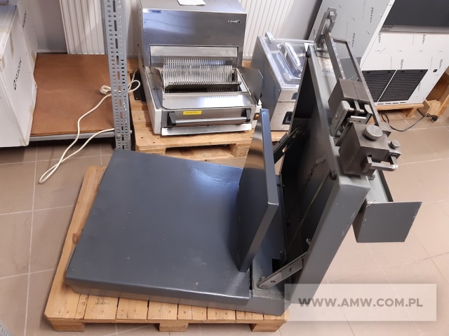 Wyposażenie i sprzęt kuchenny - pakiet zawierający 16 poz. asort. (wg oddzielnego wykazu), w tym m.in.: krajalnica pieczywa, schładzarka szokowa, pakowarka próżniowa itp. 